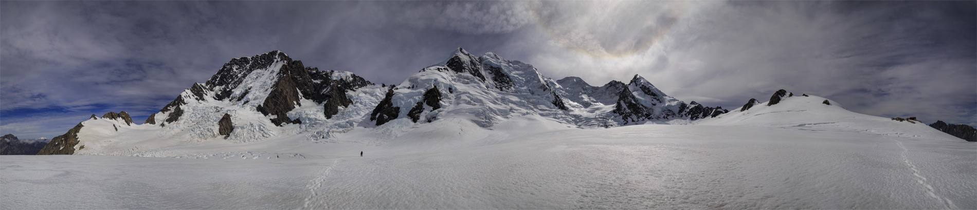       (Grand Plateau Glacier).  : Anzac Peaks 2528/2513, Cinerama Col 2333, Aoraki/Mount Cook 3724, Linda Glacier, Mt Silberhorn 3300, Mount Tasman 3497, Lendenfeld Peak 3194, Engineer Col 3093, Mount Haast 3114, Marcel Col 2987, Mount Dixon 3004, Plateau Hut.