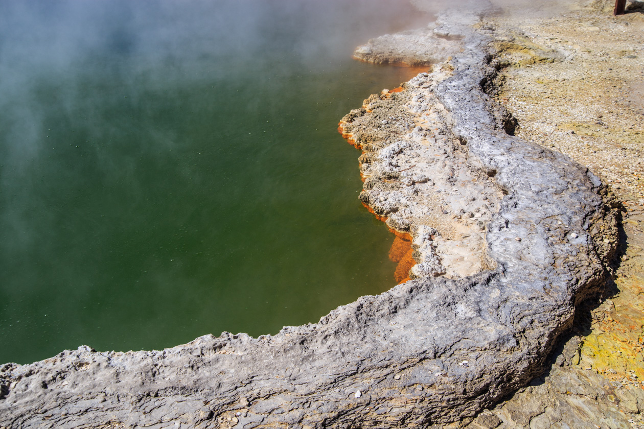  (Rotorua).<br>  Wai-O-Tapu Thermal Wonderland.<br>     (The Champagne Pool).