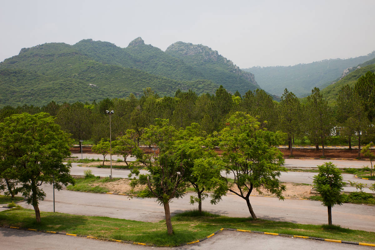  (Islamabad).<br>  (Margalla Hills)    (Faisal Mosque).