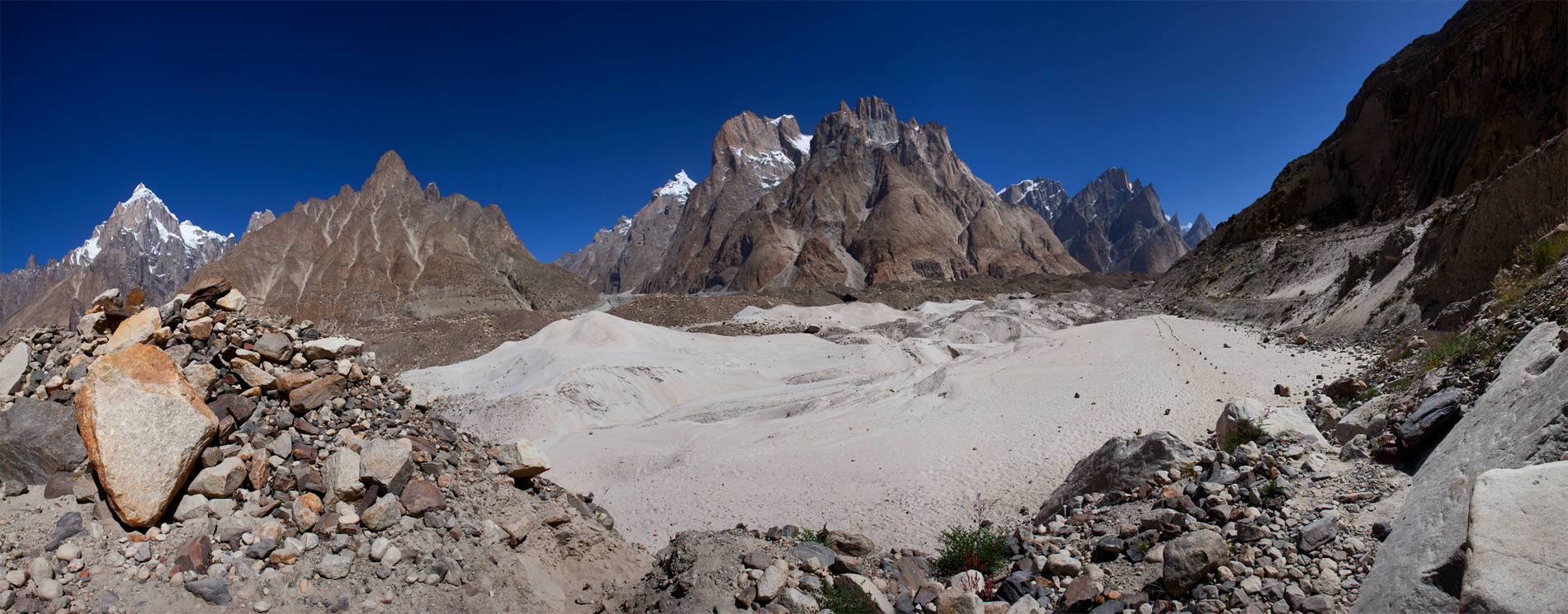        (Baltoro Glacier)     (Trango Glacier).