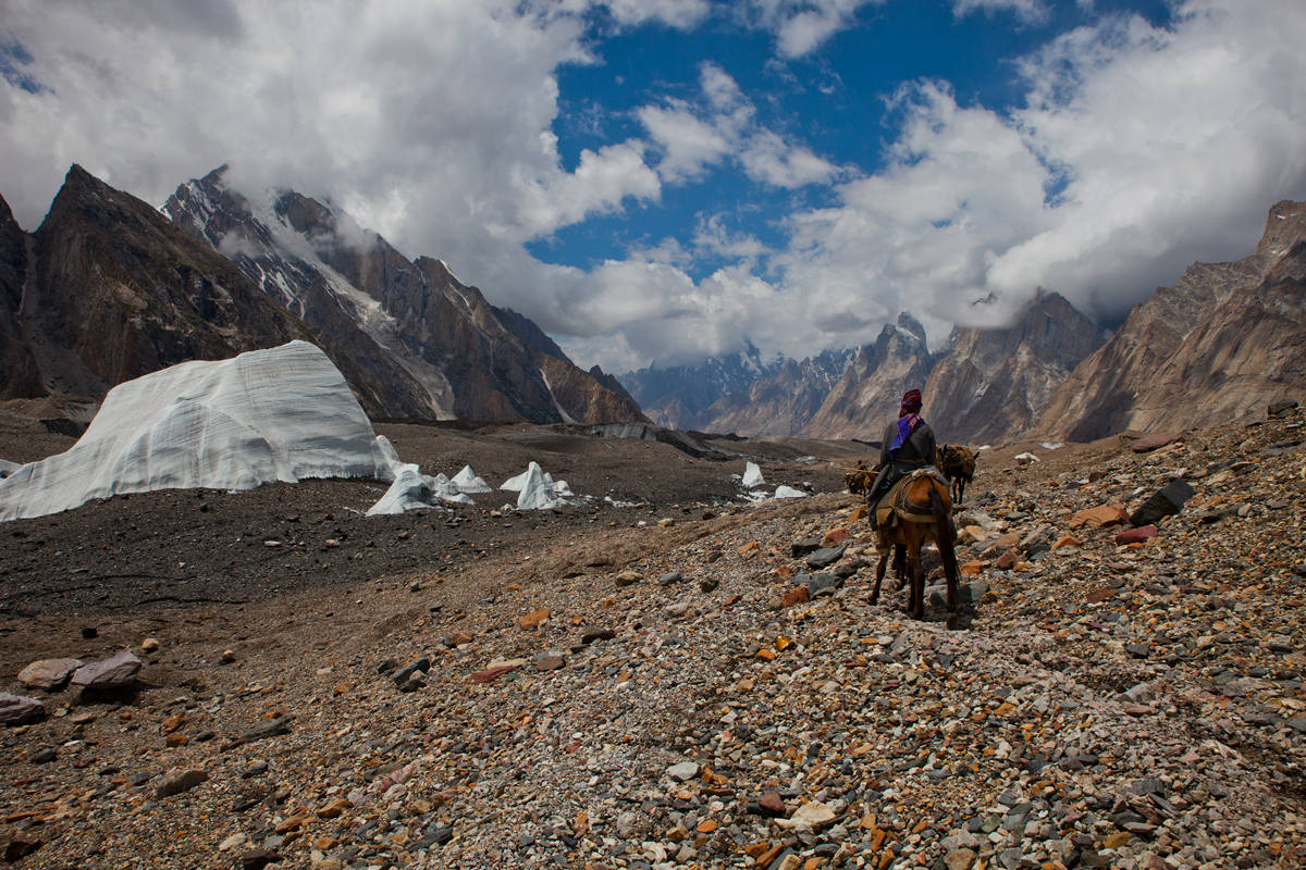   (Baltoro Glacier).<br>     I (Goro I).