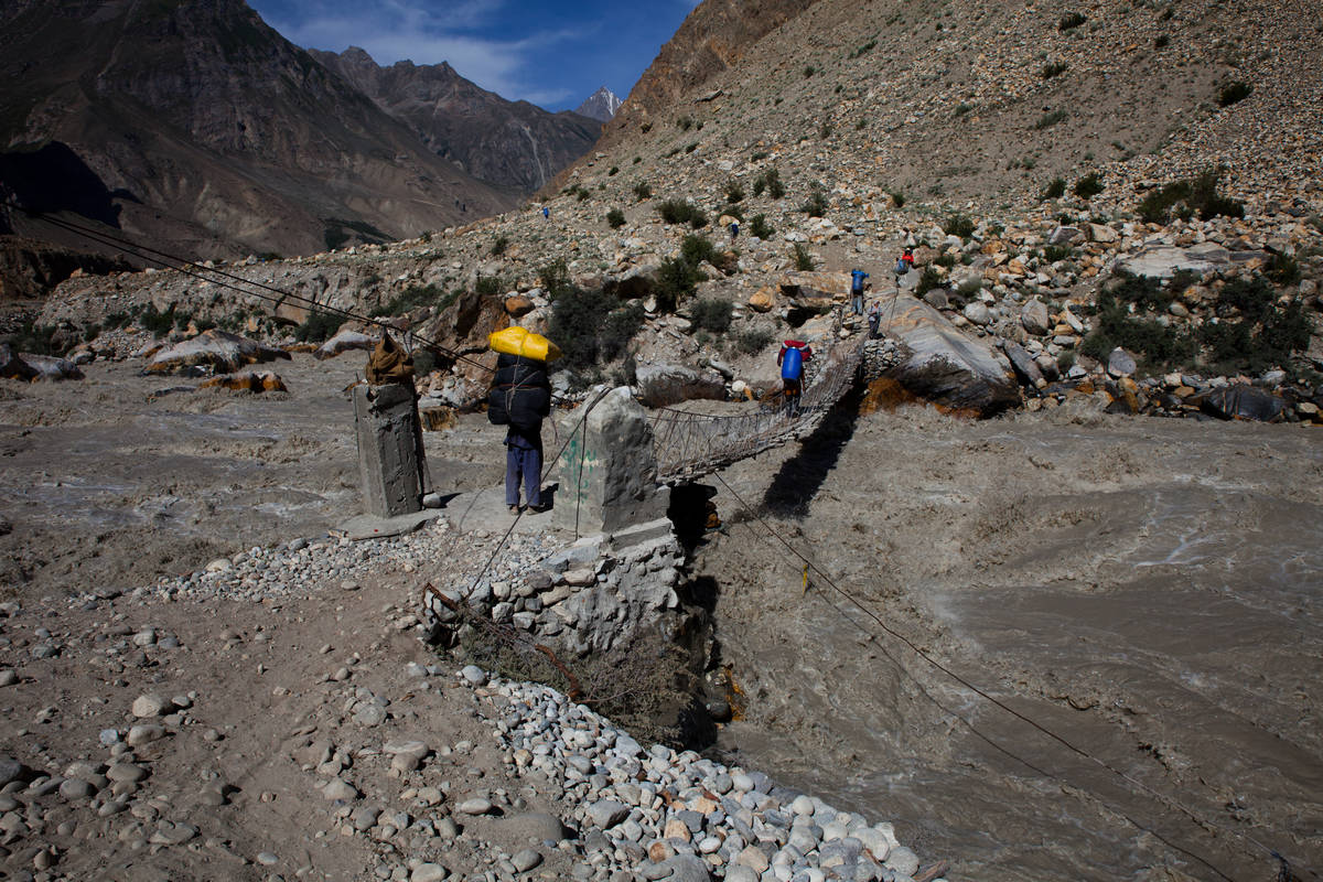   ,    (Biafo Glacier).